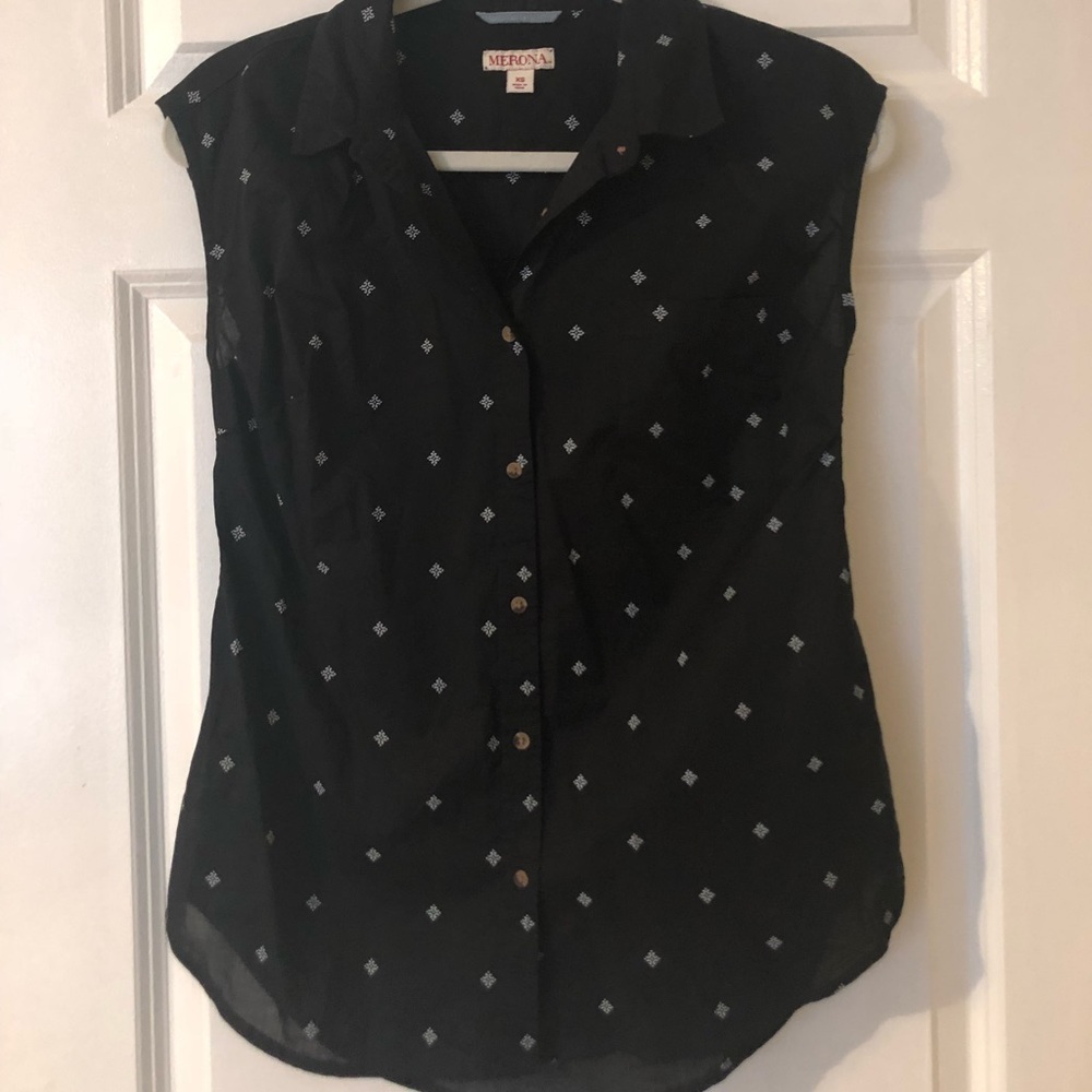 Black sleeveless collared shirt